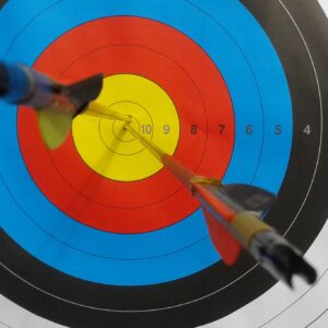 Archery_target_with_arrows_in