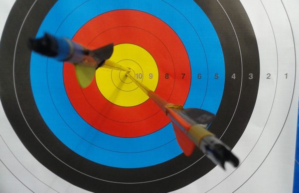 Archery_target_with_arrows_in